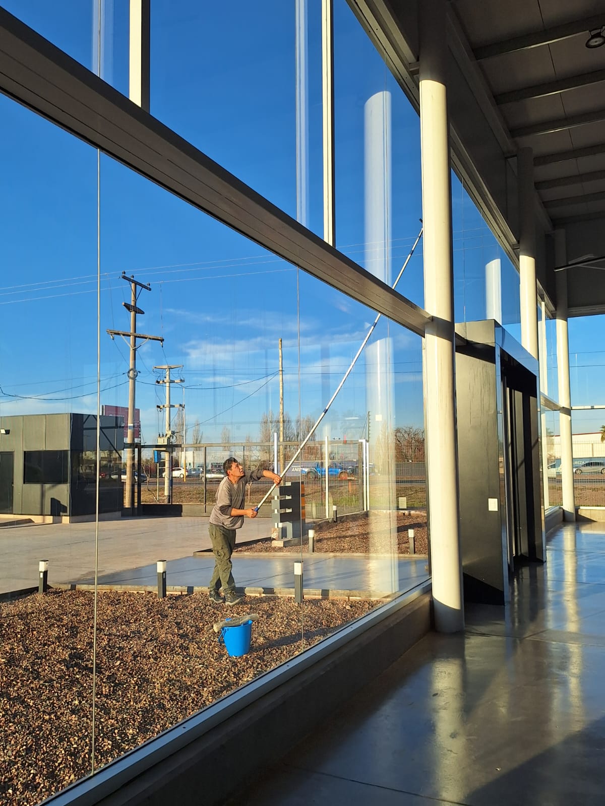 Limpieza profesional de vidrios en altura con equipos de seguridad